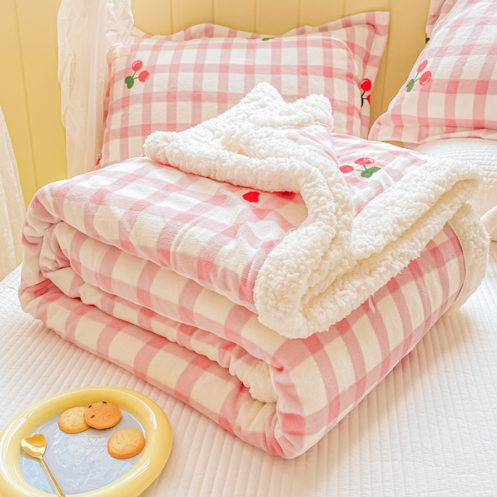 91家纺网 家纺一手货源 找家纺 沐慕  2022新款牛奶绒拼羊羔绒毛毯 小樱桃
