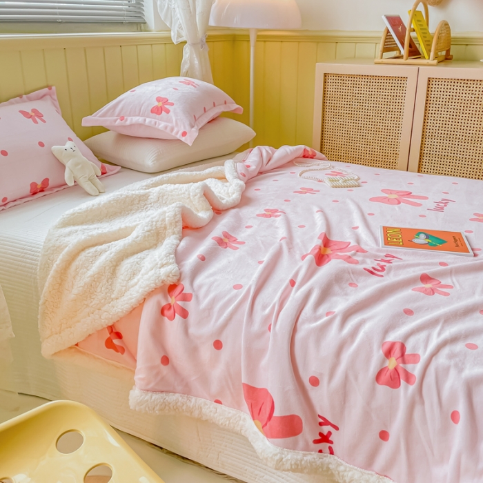 91家纺网 家纺一手货源 找家纺 沐慕  2022新款牛奶绒拼羊羔绒毛毯 幸运蝴蝶结