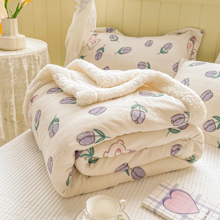 91家纺网 家纺一手货源 找家纺 沐慕  2022新款牛奶绒拼羊羔绒毛毯 紫系小兔