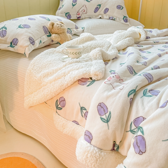 91家纺网 家纺一手货源 找家纺 沐慕  2022新款牛奶绒拼羊羔绒毛毯 紫系小兔