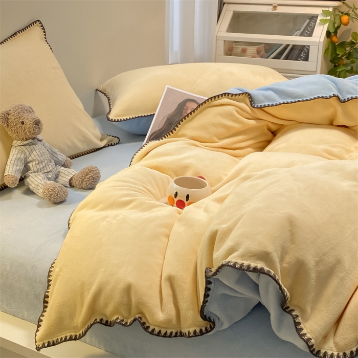 91家纺网 家纺一手货源 找家纺 眠帛家居 2022新款牛奶绒贝壳边四件套 奶黄-天空蓝