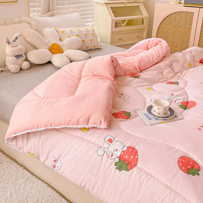 91家纺网 家纺一手货源 找家纺 2022新款直播爆款水洗棉印花小花边春秋被冬被 草莓兔兔