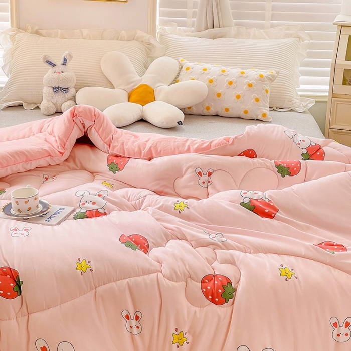 91家纺网 家纺一手货源 找家纺 2022新款直播爆款水洗棉印花小花边春秋被冬被 草莓兔兔