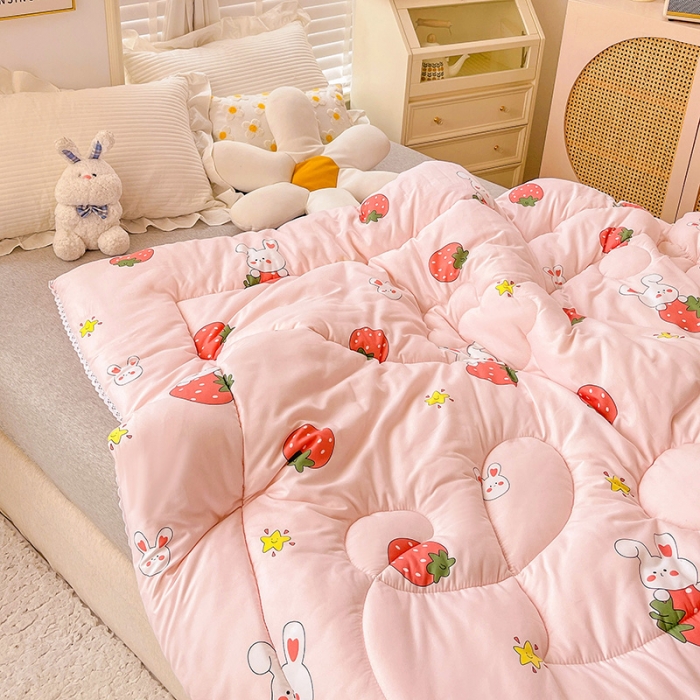 91家纺网 家纺一手货源 找家纺 2022新款直播爆款水洗棉印花小花边春秋被冬被 草莓兔兔