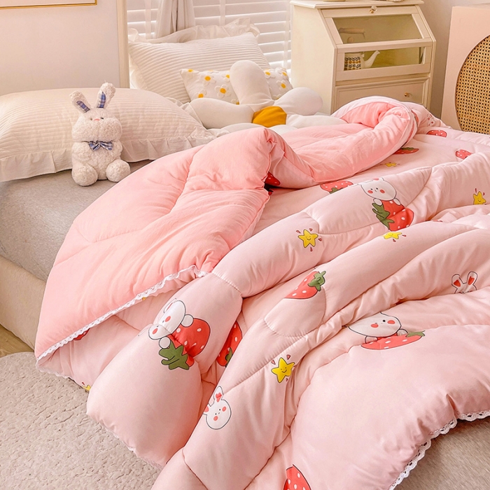 91家纺网 家纺一手货源 找家纺 2022新款直播爆款水洗棉印花小花边春秋被冬被 草莓兔兔