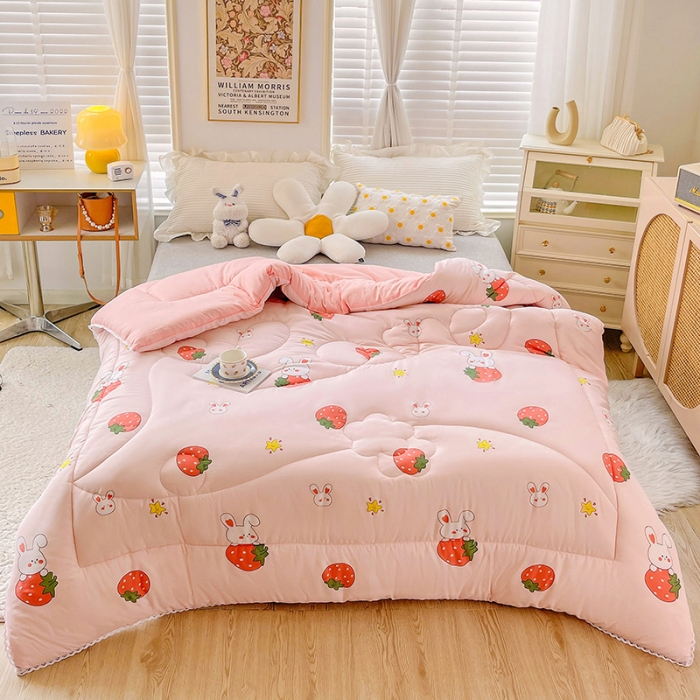 91家纺网 家纺一手货源 找家纺 2022新款直播爆款水洗棉印花小花边春秋被冬被 草莓兔兔