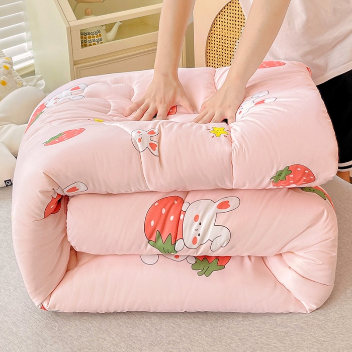 91家纺网 家纺一手货源 找家纺 2022新款直播爆款水洗棉印花小花边春秋被冬被 草莓兔兔