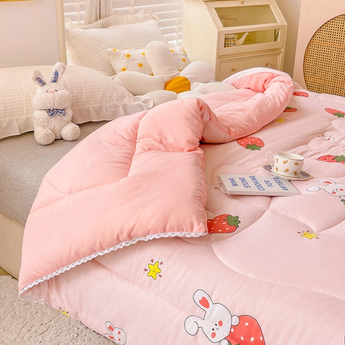 91家纺网 家纺一手货源 找家纺 2022新款直播爆款水洗棉印花小花边春秋被冬被 草莓兔兔