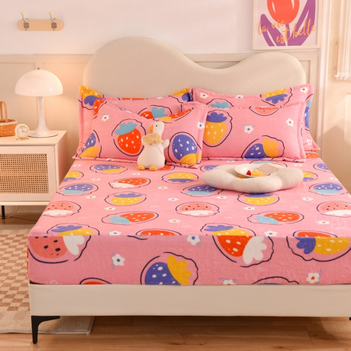 91家纺网 家纺一手货源 找家纺 甜之梦2025新款印花牛奶绒单品床笠（可接异型缺角） 粉红草莓