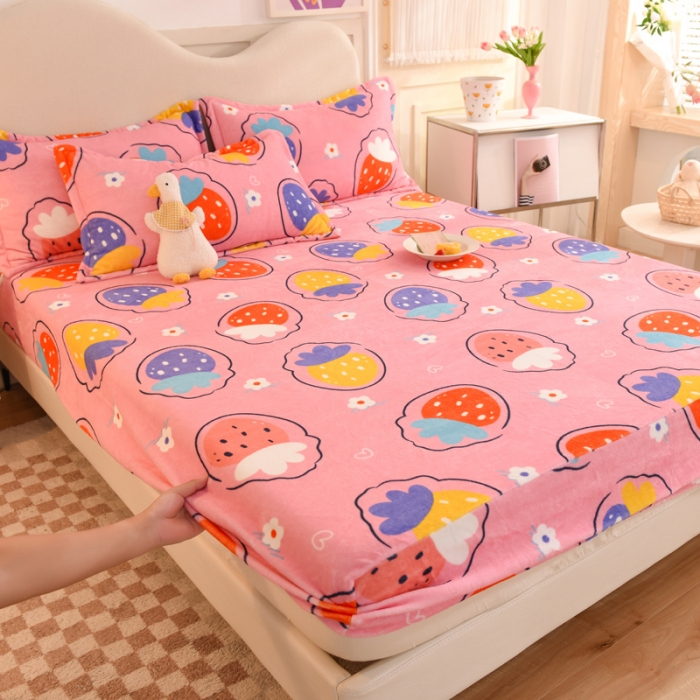 91家纺网 家纺一手货源 找家纺 甜之梦2025新款印花牛奶绒单品床笠（可接异型缺角） 粉红草莓