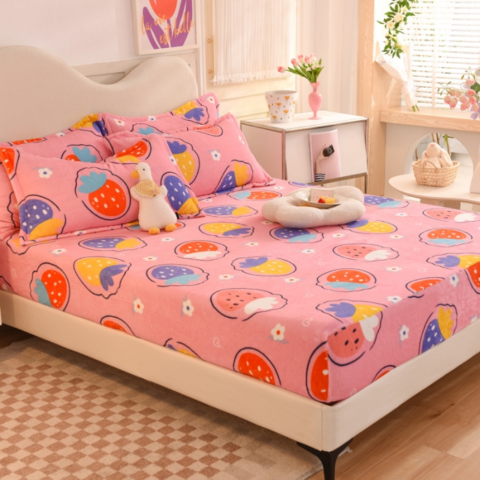 91家纺网 家纺一手货源 找家纺 甜之梦2025新款印花牛奶绒单品床笠（可接异型缺角） 粉红草莓