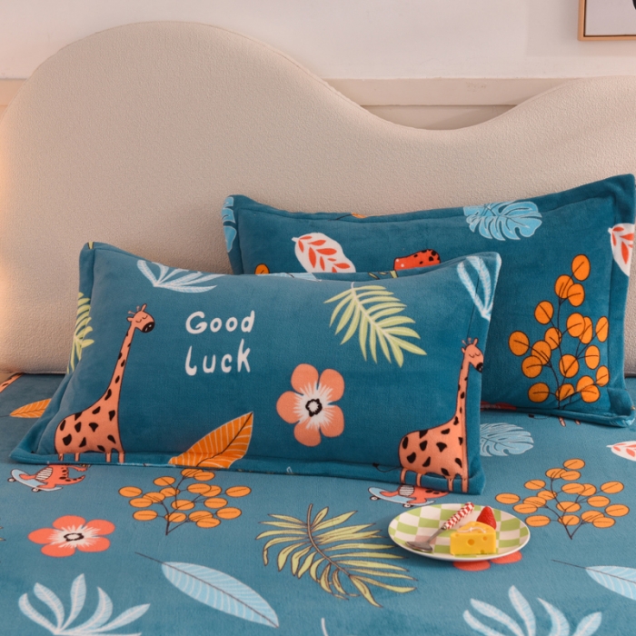 91家纺网 家纺一手货源 找家纺 甜之梦家纺 2025新款印花牛奶绒单品枕套 动物乐园