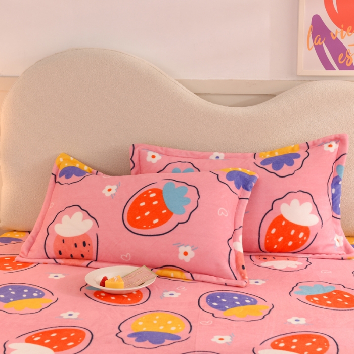 91家纺网 家纺一手货源 找家纺 甜之梦家纺 2025新款印花牛奶绒单品枕套 粉红草莓