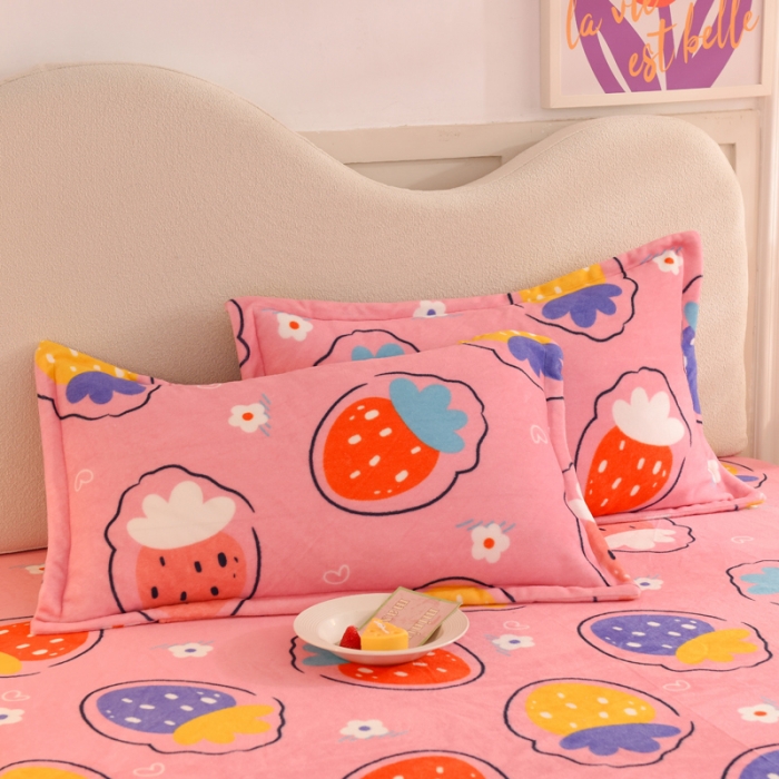 91家纺网 家纺一手货源 找家纺 甜之梦家纺 2025新款印花牛奶绒单品枕套 粉红草莓