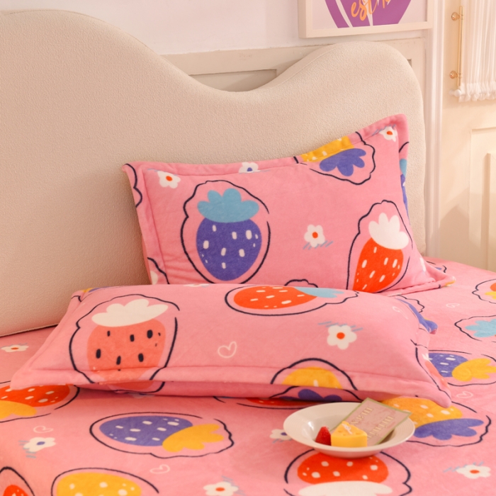 91家纺网 家纺一手货源 找家纺 甜之梦家纺 2025新款印花牛奶绒单品枕套 粉红草莓