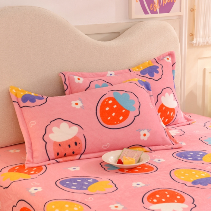 91家纺网 家纺一手货源 找家纺 甜之梦家纺 2025新款印花牛奶绒单品枕套 粉红草莓