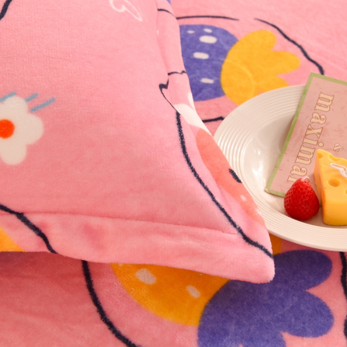 91家纺网 家纺一手货源 找家纺 甜之梦家纺 2025新款印花牛奶绒单品枕套 粉红草莓