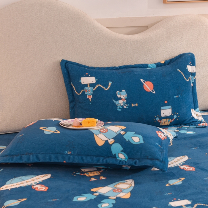 91家纺网 家纺一手货源 找家纺 甜之梦家纺2025新款印花牛奶绒单品枕套 太空机器人北卡蓝