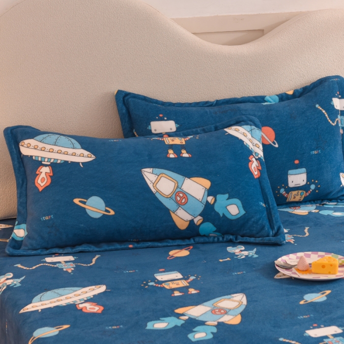 91家纺网 家纺一手货源 找家纺 甜之梦家纺2025新款印花牛奶绒单品枕套 太空机器人北卡蓝