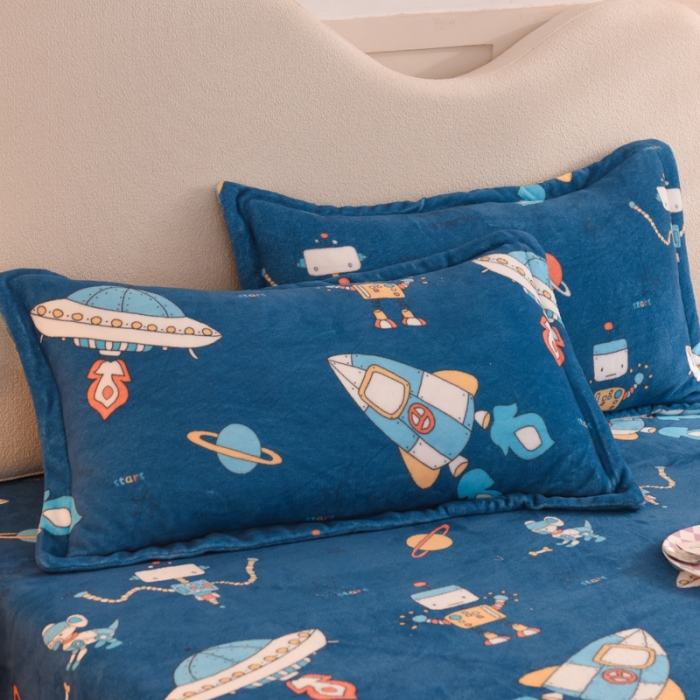 91家纺网 家纺一手货源 找家纺 甜之梦家纺2025新款印花牛奶绒单品枕套 太空机器人北卡蓝