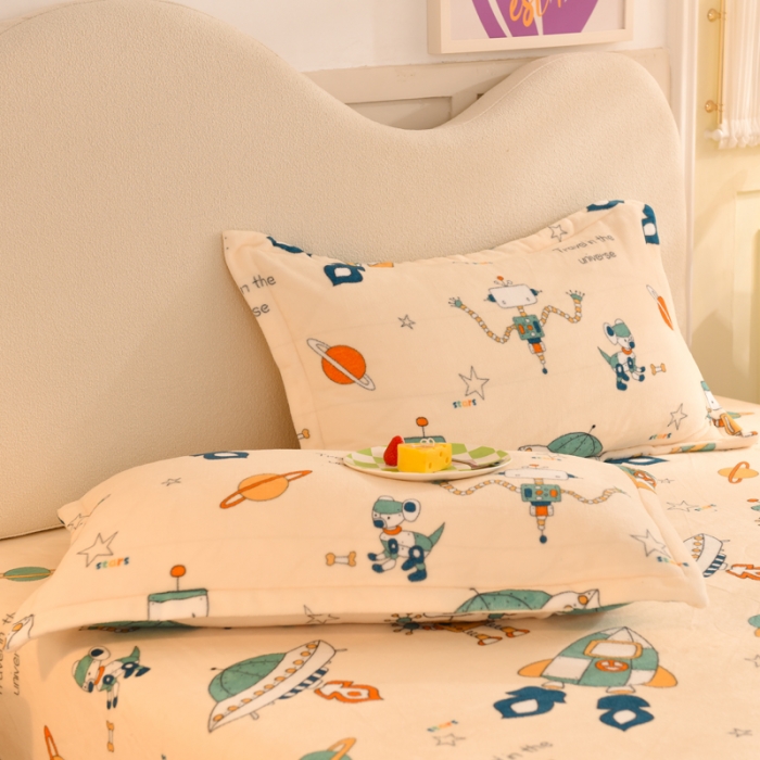 91家纺网 家纺一手货源 找家纺 甜之梦家纺 2025新款印花牛奶绒单品枕套太空机器人米白