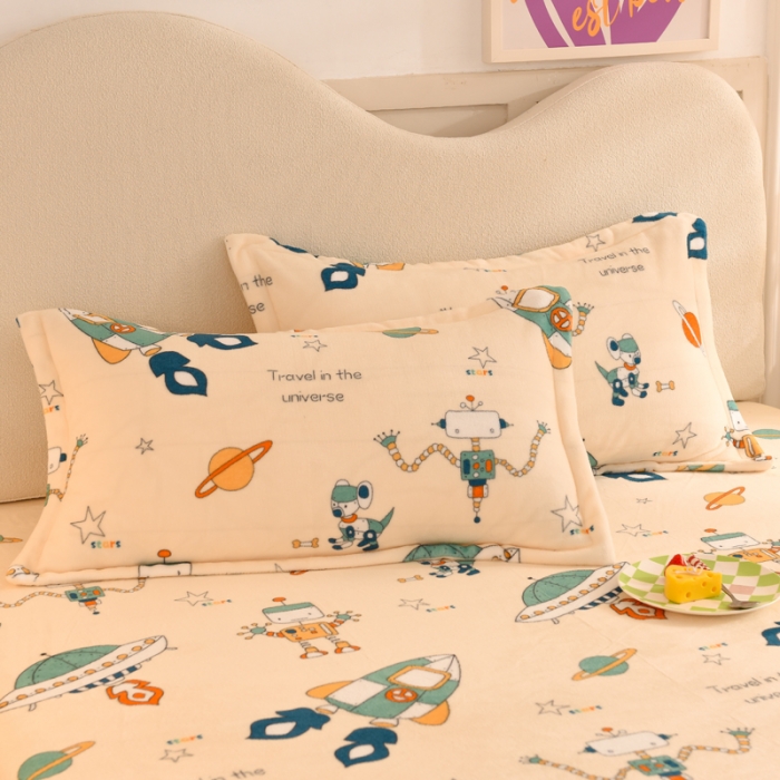 91家纺网 家纺一手货源 找家纺 甜之梦家纺 2025新款印花牛奶绒单品枕套太空机器人米白