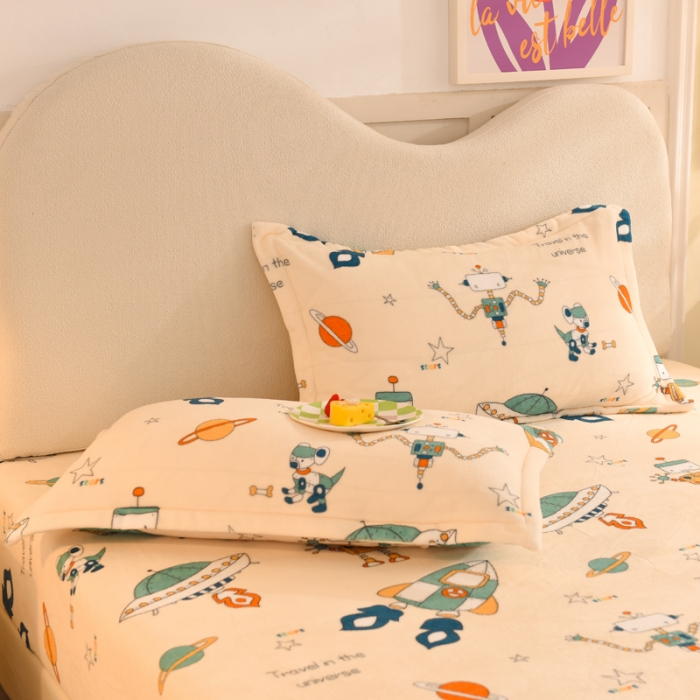 91家纺网 家纺一手货源 找家纺 甜之梦家纺 2025新款印花牛奶绒单品枕套太空机器人米白