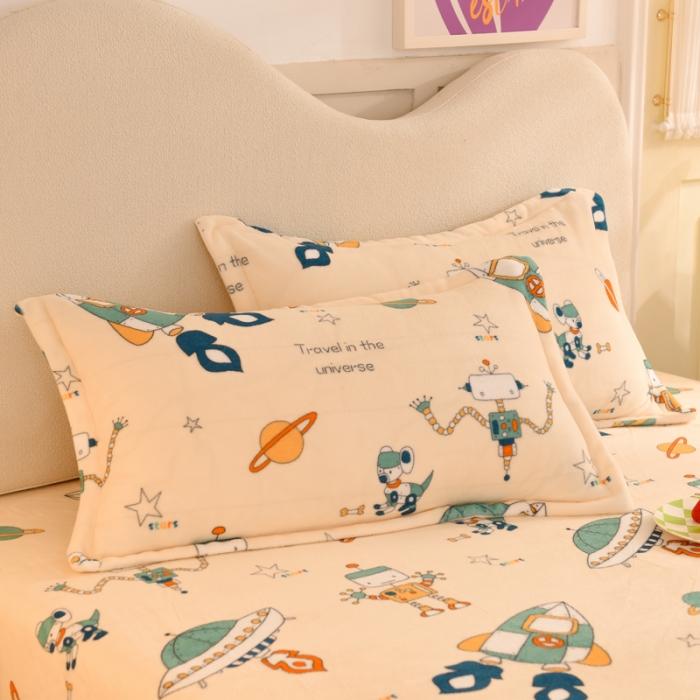 91家纺网 家纺一手货源 找家纺 甜之梦家纺 2025新款印花牛奶绒单品枕套太空机器人米白