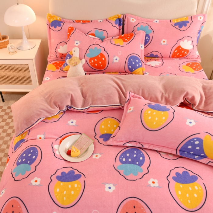 91家纺网 家纺一手货源 找家纺 甜之梦家纺 2025新款印花牛奶绒单品四件套粉红草莓