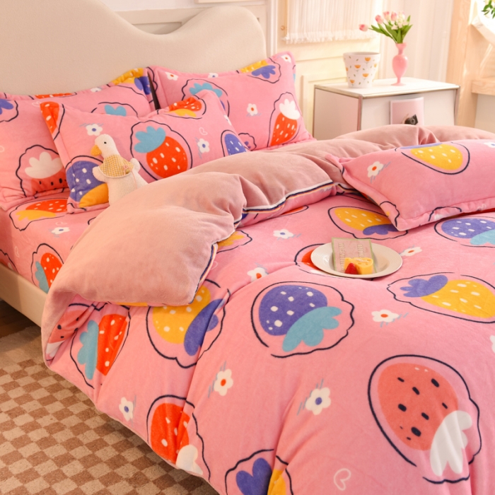 91家纺网 家纺一手货源 找家纺 甜之梦家纺 2025新款印花牛奶绒单品四件套粉红草莓