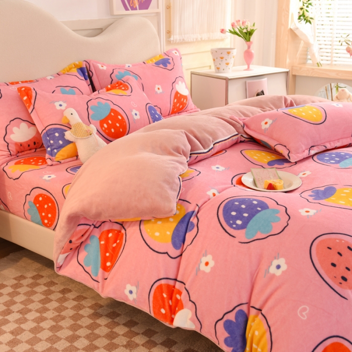 91家纺网 家纺一手货源 找家纺 甜之梦家纺 2025新款印花牛奶绒单品四件套粉红草莓