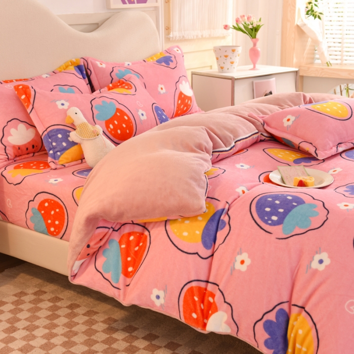 91家纺网 家纺一手货源 找家纺 甜之梦家纺 2025新款印花牛奶绒单品四件套粉红草莓