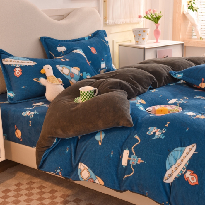 91家纺网 家纺一手货源 找家纺 甜之梦家纺 2025新款印花牛奶绒单品四件套 太空机器人北卡蓝