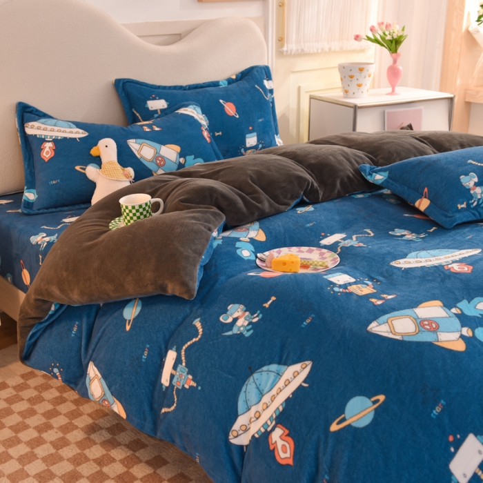91家纺网 家纺一手货源 找家纺 甜之梦家纺 2025新款印花牛奶绒单品四件套 太空机器人北卡蓝