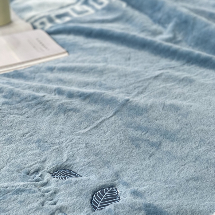 91家纺网 家纺一手货源 找家纺 缔缦 2022新款More design毛毯 裘皮毯 蓝色