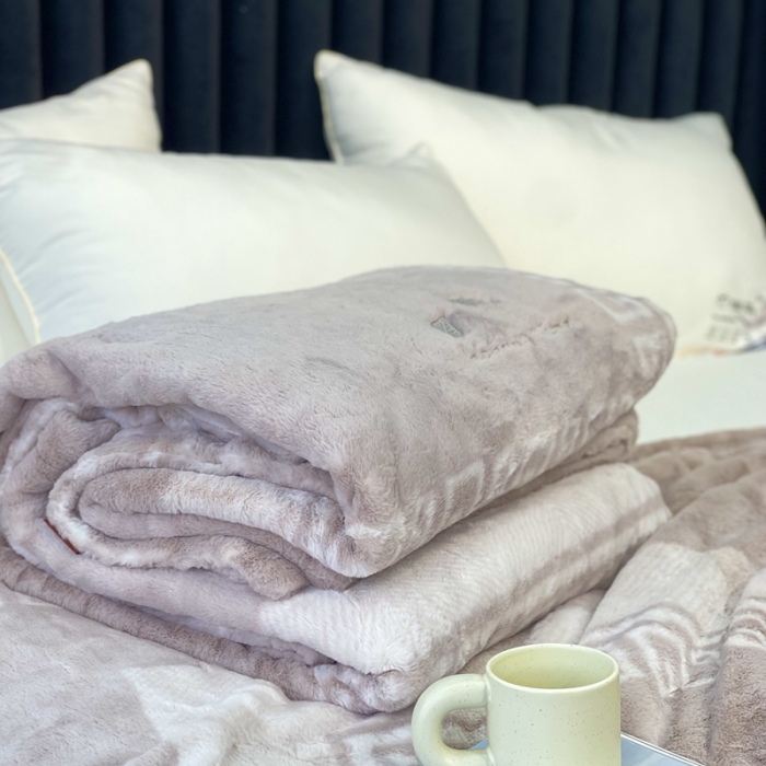 91家纺网 家纺一手货源 找家纺 缔缦 2022新款More design毛毯 裘皮毯 驼色