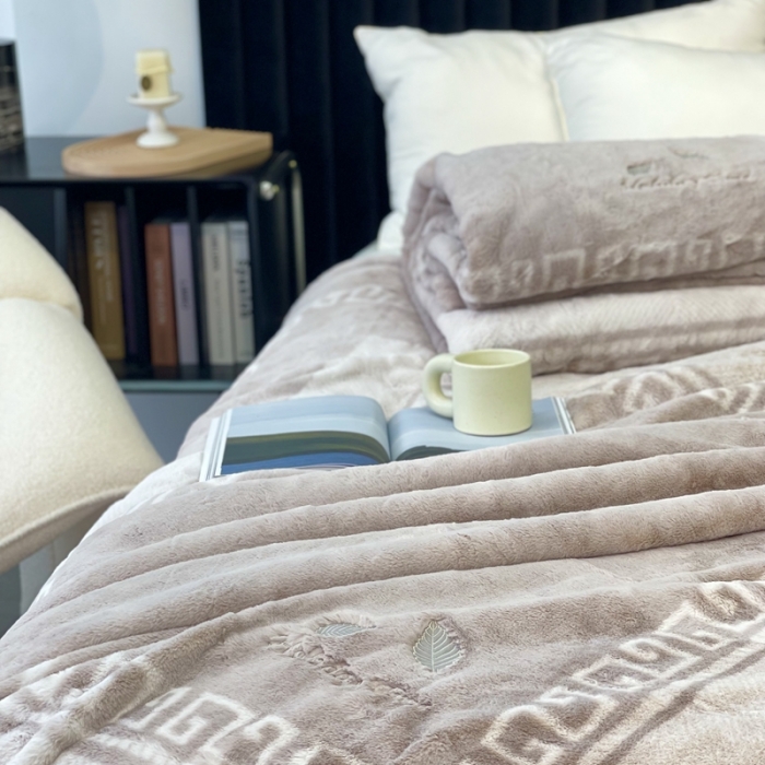 91家纺网 家纺一手货源 找家纺 缔缦 2022新款More design毛毯 裘皮毯 驼色