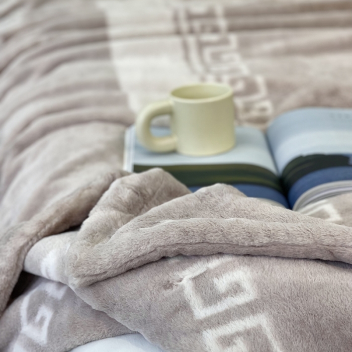 91家纺网 家纺一手货源 找家纺 缔缦 2022新款More design毛毯 裘皮毯 驼色