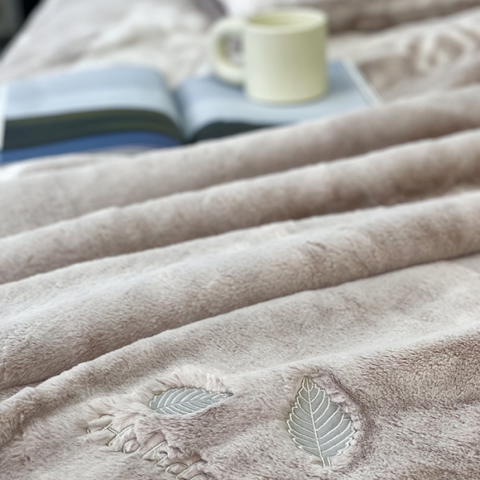 91家纺网 家纺一手货源 找家纺 缔缦 2022新款More design毛毯 裘皮毯 驼色