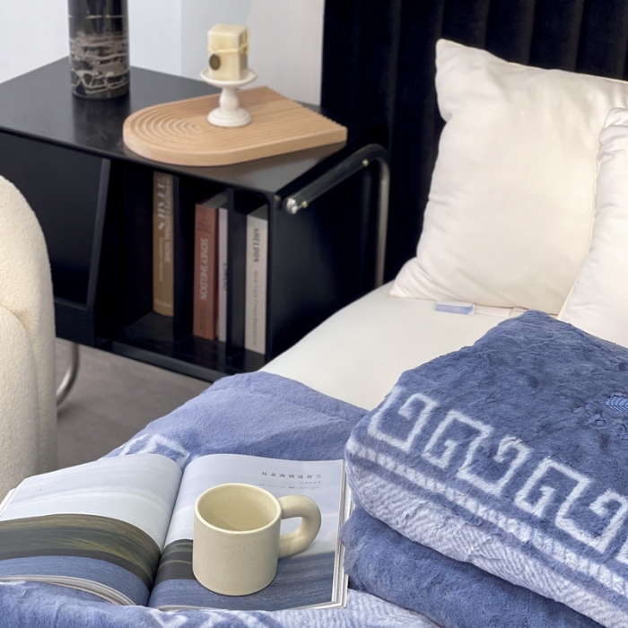 91家纺网 家纺一手货源 找家纺 缔缦 2022新款More design毛毯 裘皮毯 雾蓝