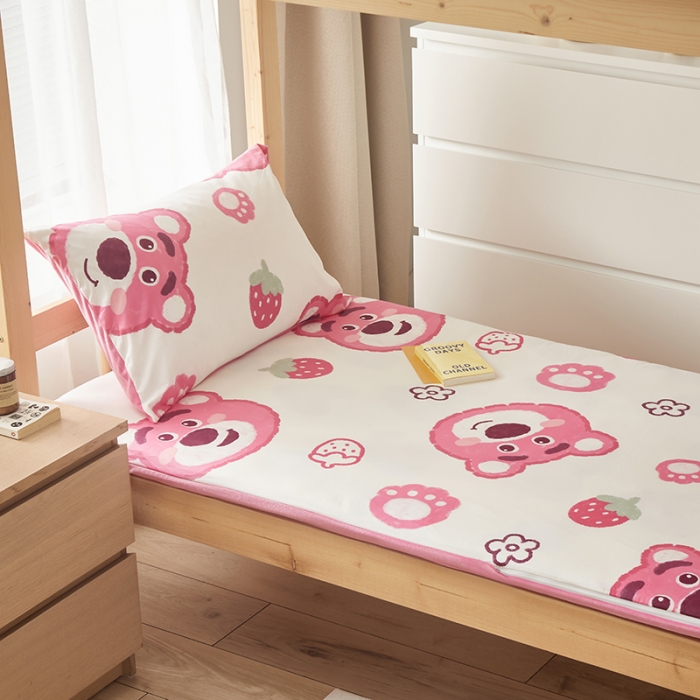 91家纺网 家纺一手货源 找家纺 怡家居  2023新款棉加水晶绒开学季学生床垫套 草莓熊