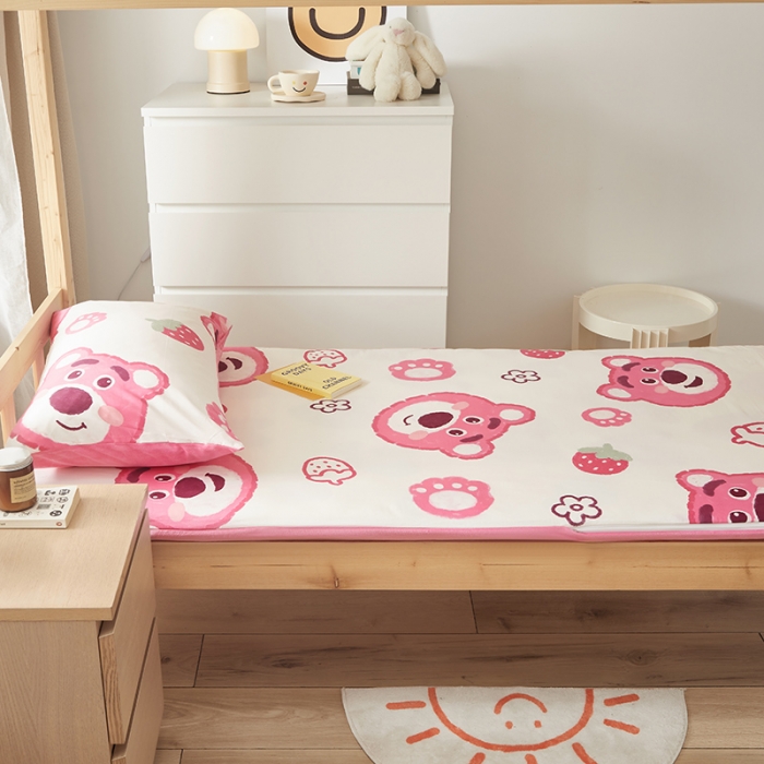 91家纺网 家纺一手货源 找家纺 怡家居  2023新款棉加水晶绒开学季学生床垫套 草莓熊