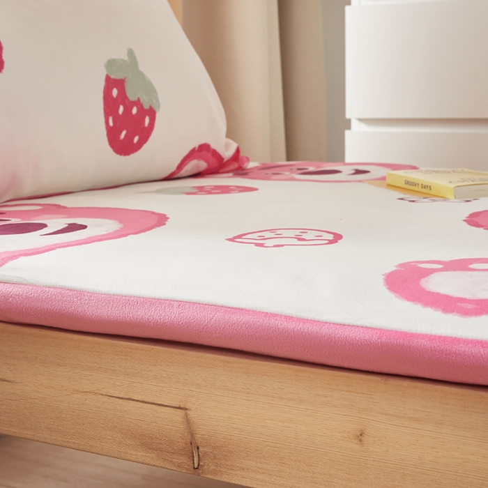 91家纺网 家纺一手货源 找家纺 怡家居  2023新款棉加水晶绒开学季学生床垫套 草莓熊