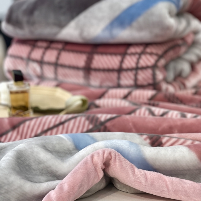 91家纺网 家纺一手货源 找家纺 缔缦 2022新款More design毛毯 水柔毯 M-粉色