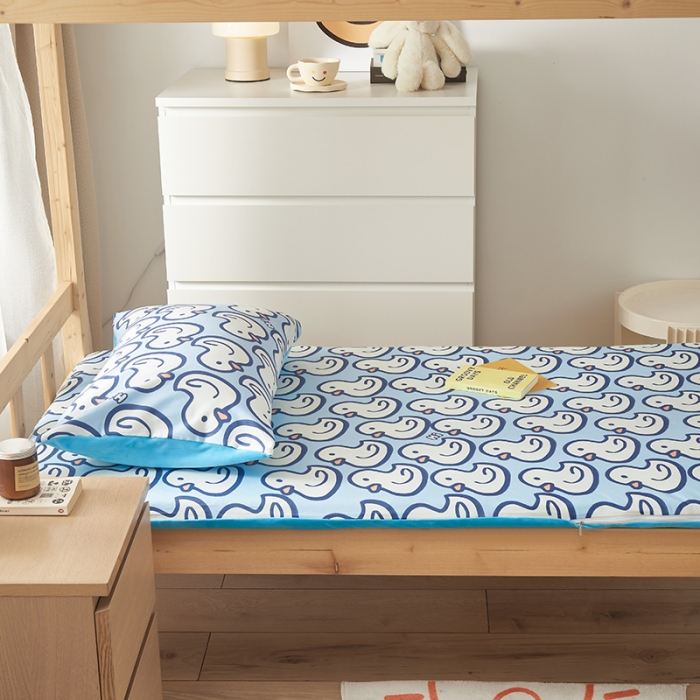 91家纺网 家纺一手货源 找家纺 怡家居  2023新款棉加水晶绒开学季学生床垫套 你好鸭