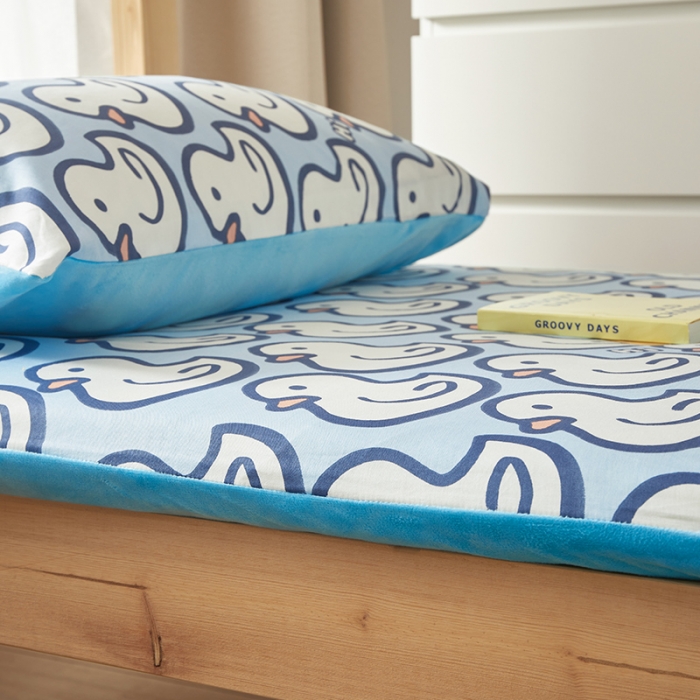 91家纺网 家纺一手货源 找家纺 怡家居  2023新款棉加水晶绒开学季学生床垫套 你好鸭