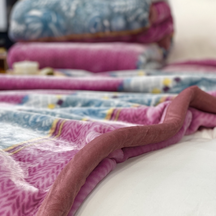 91家纺网 家纺一手货源 找家纺 缔缦 2022新款More design毛毯 水柔毯 玫红