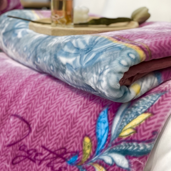 91家纺网 家纺一手货源 找家纺 缔缦 2022新款More design毛毯 水柔毯 玫红