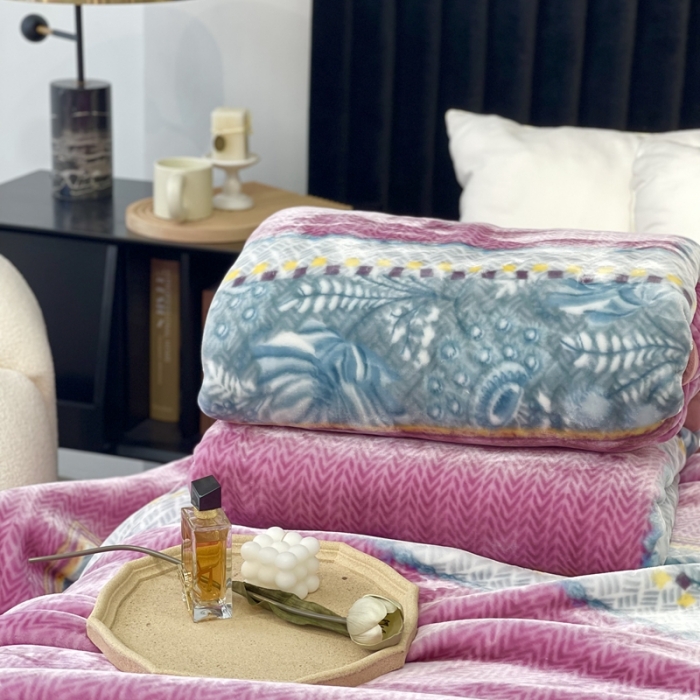 91家纺网 家纺一手货源 找家纺 缔缦 2022新款More design毛毯 水柔毯 玫红