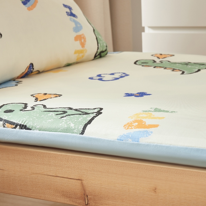 91家纺网 家纺一手货源 找家纺 怡家居  2023新款棉加水晶绒开学季学生床垫套 小恐龙